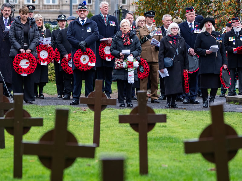 Veterans, members of the Armed Forces and dignitaries before laying their wreaths 