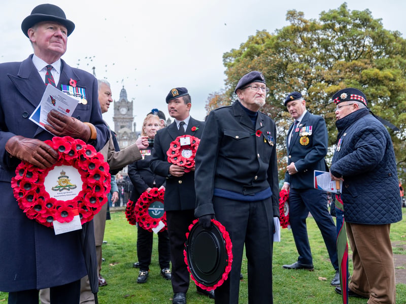 Veterans, members of the Armed Forces and dignitaries before laying their wreaths