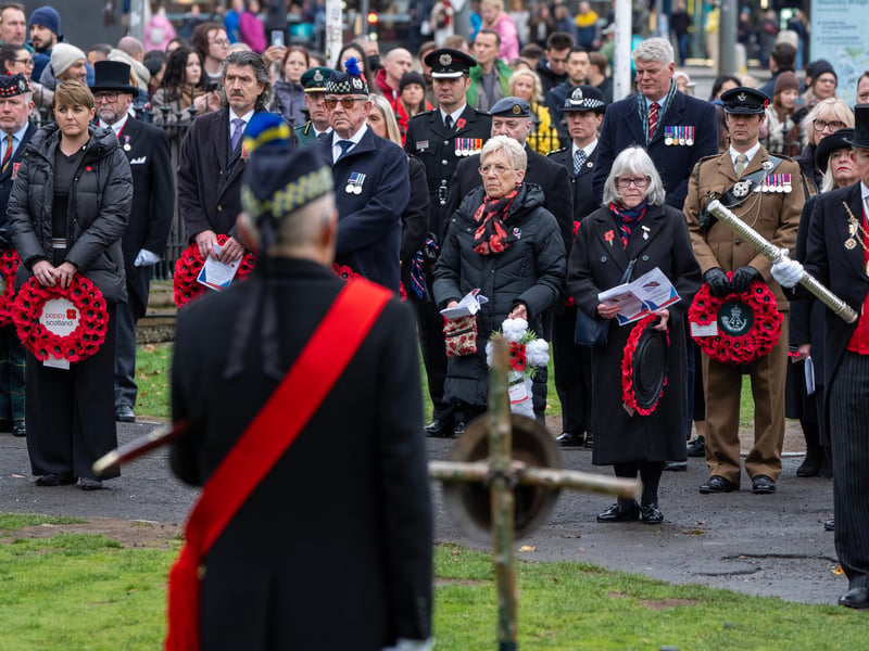 Veterans, members of the Armed Forces and dignitaries before laying their wreaths