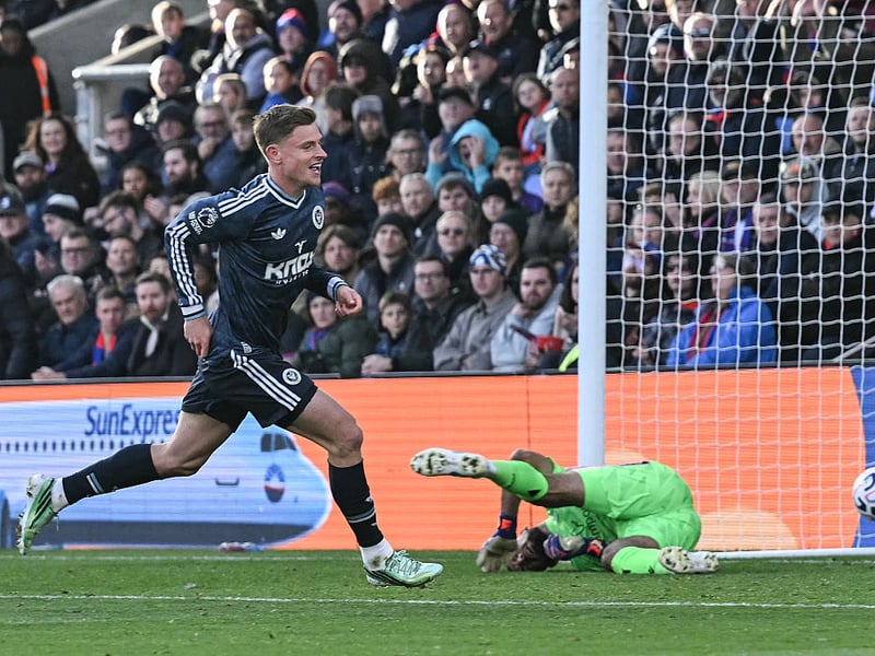Got the ball in some decent areas but kept seeing his efforts blocked in the first half. Did well early in the second half to turn in Dedic's cross for his fourth of the season, doubling Newcastle's lead in the process. 
