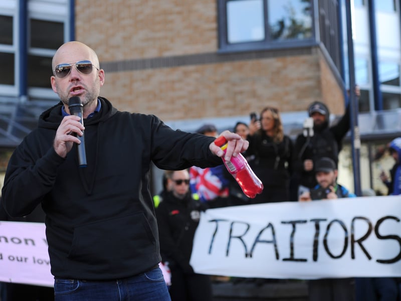 Gosport anti-migrant protest

Picture: Sarah Standing (251026-5071)