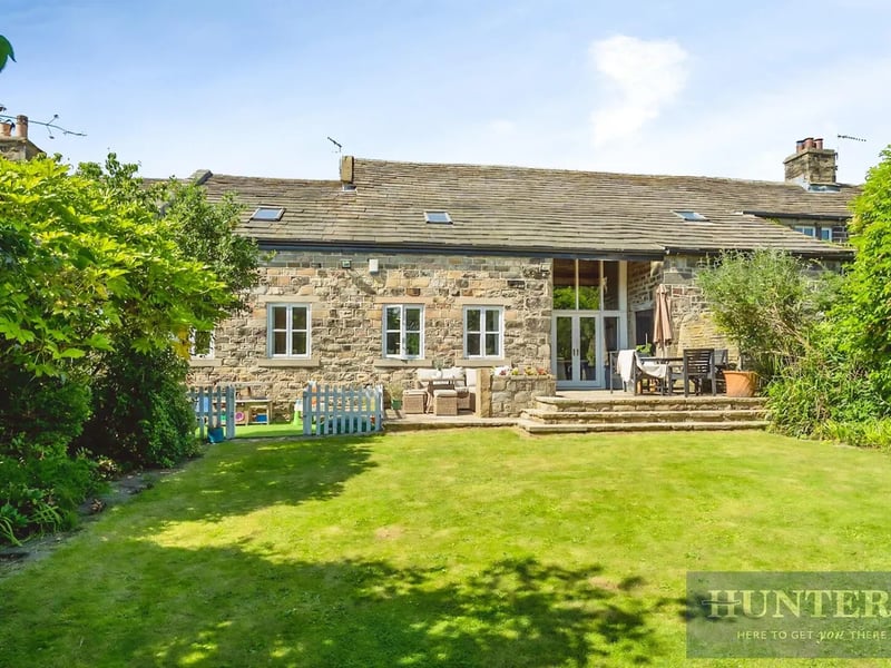 Nature lovers and outdoor enthusiasts will be captivated by the surrounding environment. Deer, rabbits, and pheasants are regularly spotted from the property, while nearby public footpaths provide direct access to countless countryside walks.