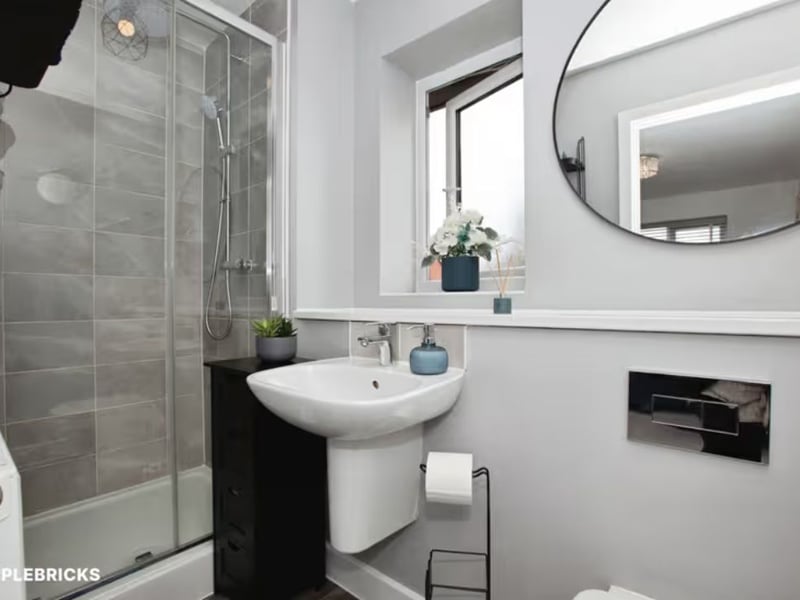 Bedroom one's en-suite