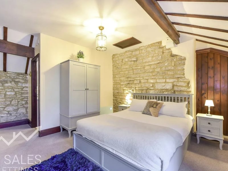 Charming and spacious bedroom in the cottage.