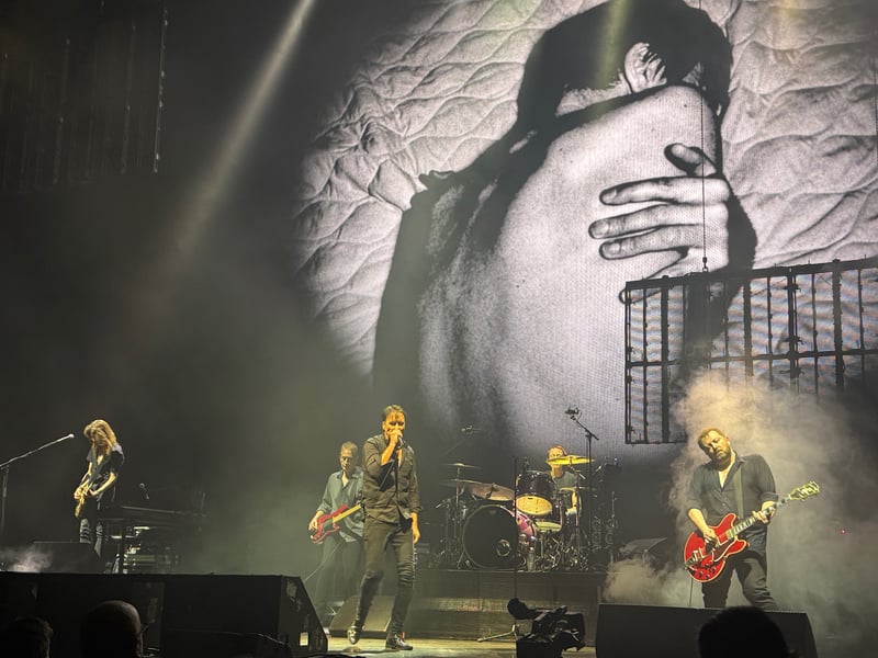 Brett and Richard performed an accoustic version of 'The Wild Ones' during the show.