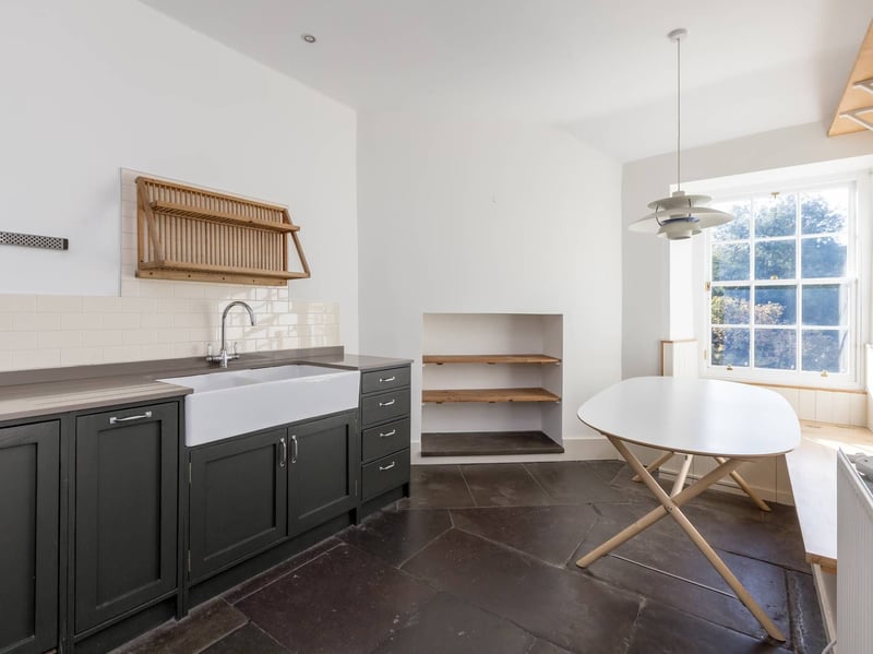 The spacious fitted kitchen / dining room with wall and base units and integrated appliances.
