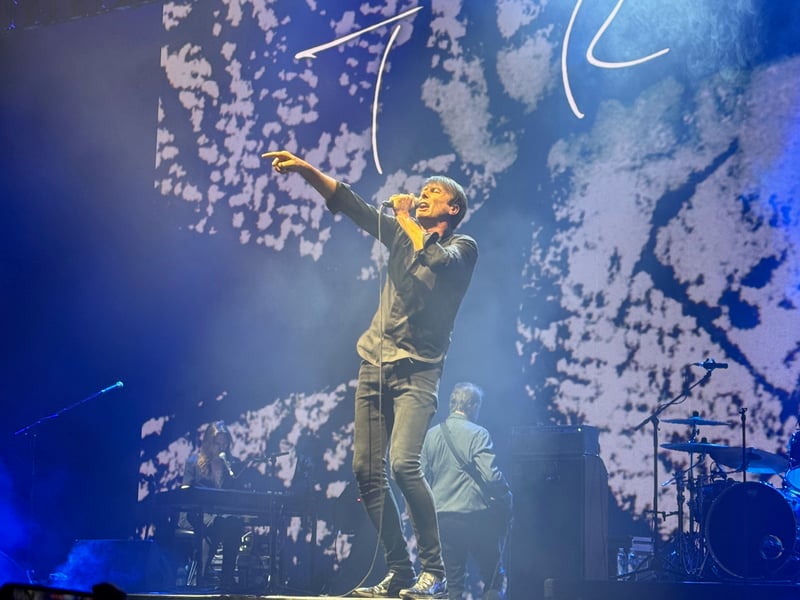 Suede opened with 'Disintegrate' from new album 'Antidepressants'.
