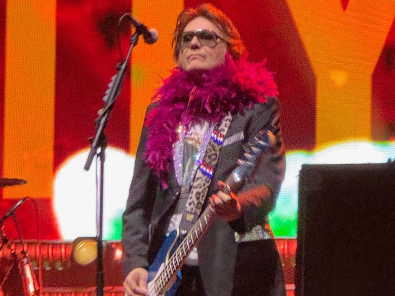 The Manics played a total of 18 songs.