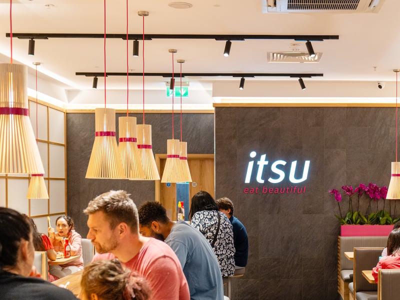 itsu is handing out a free tray of steamed chicken or vegetable gyoza to students on results day with no purchase required when showing results and ID. 📝 Commercial Street / Trinity Leeds (LS1 6AL).
